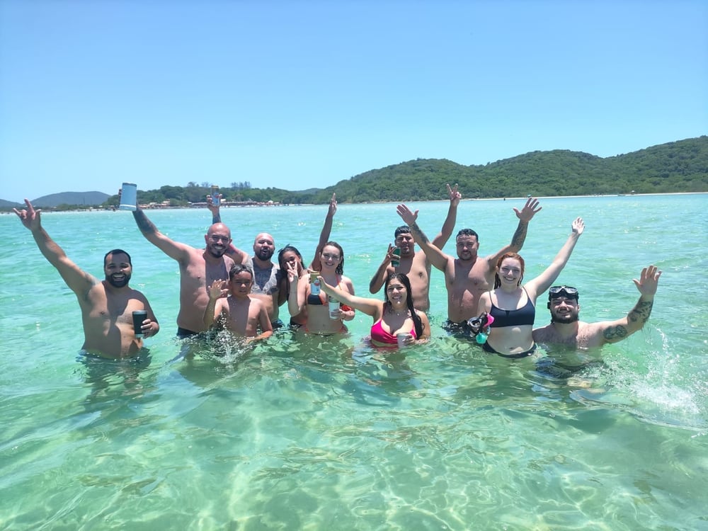 Passeio de Barco Privativo em Cabo Frio com Tobogã, Trampolim, Balanço, e Karaokê!