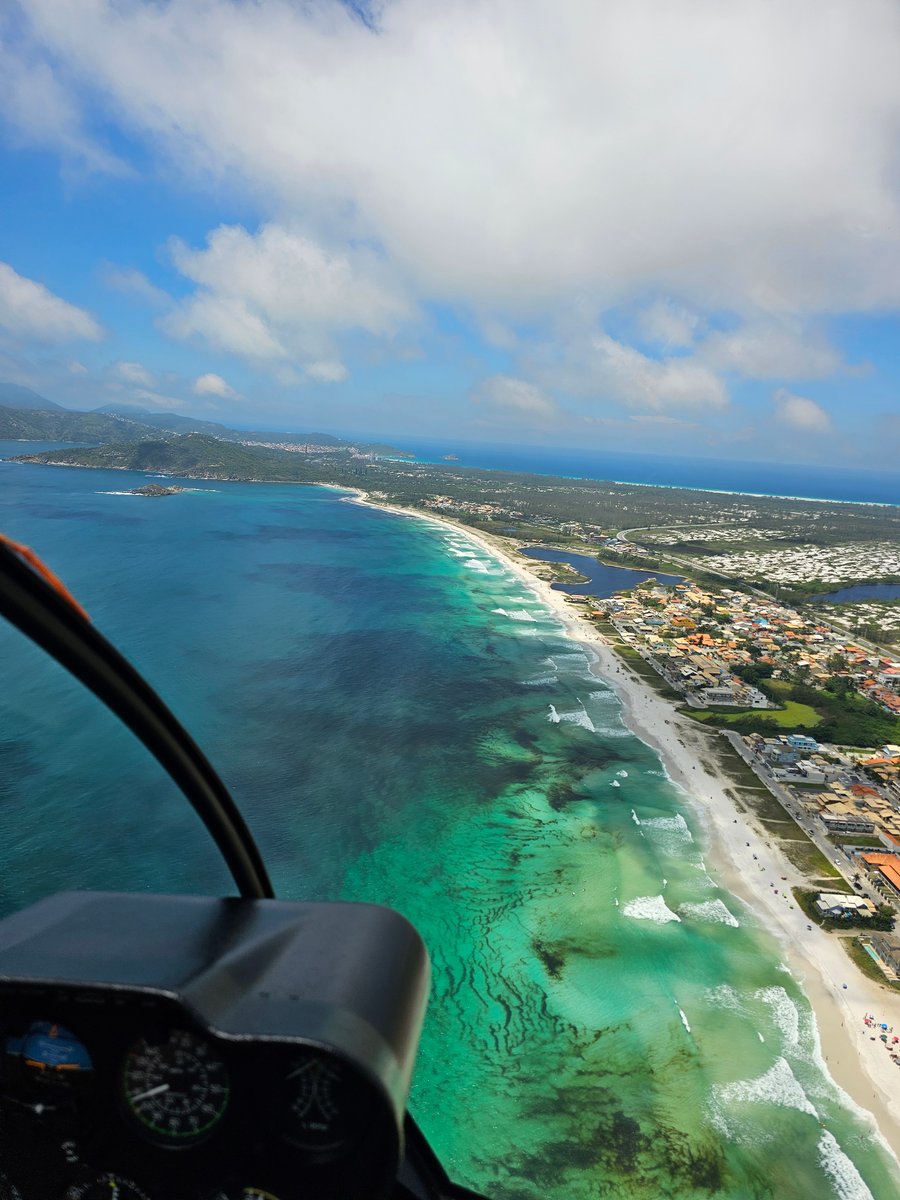 Sobrevoe a icônica Praia do Forte em Cabo Frio. Contemple a imensidão da areia branca e o mar azul-turquesa do melhor ângulo. Reserve sua vaga com sinal de 10%!