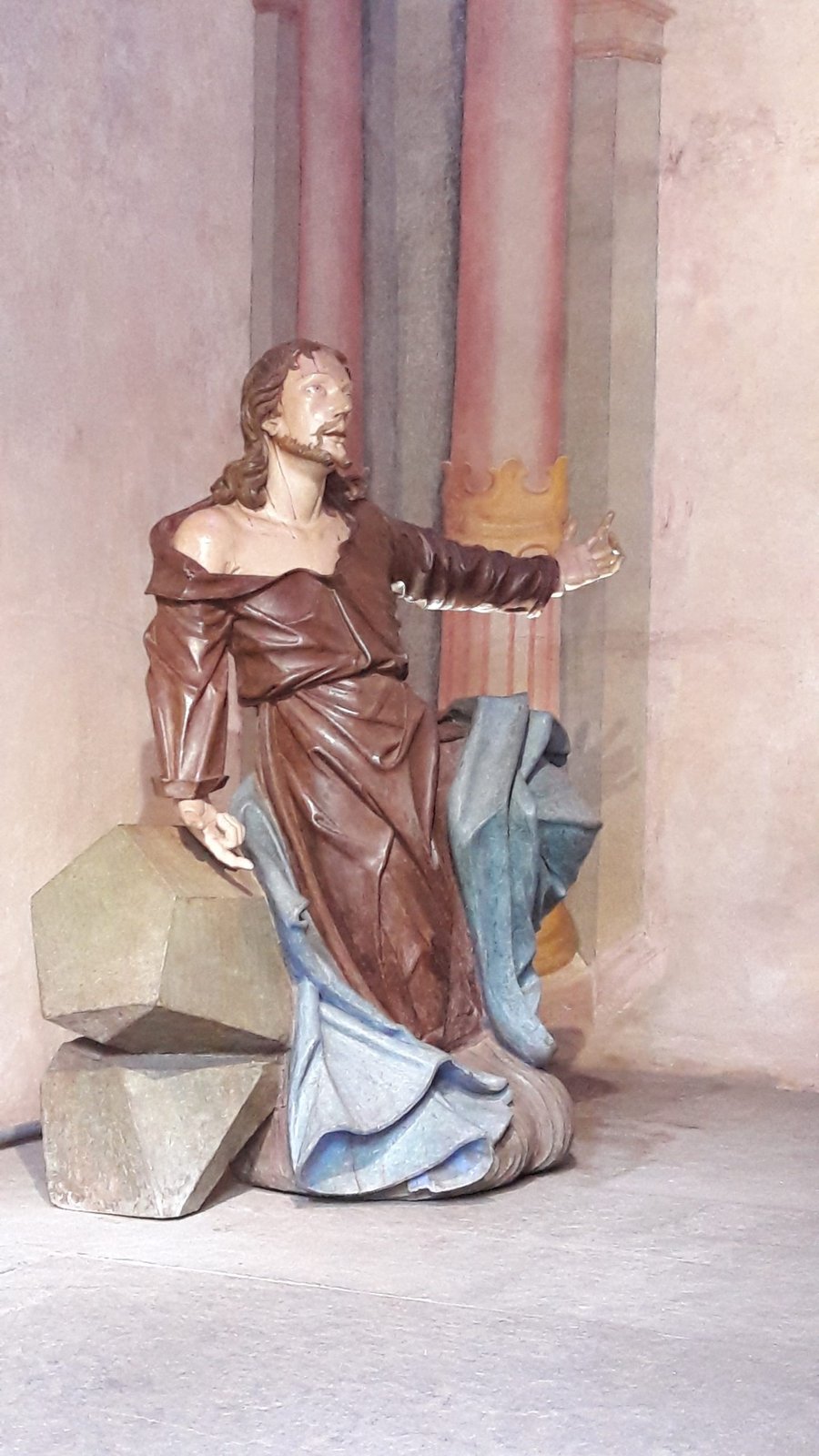 Escultura  de Aleijadinho no interior das Capelas dos Passos da Paixão de Cristo, em Congonhas