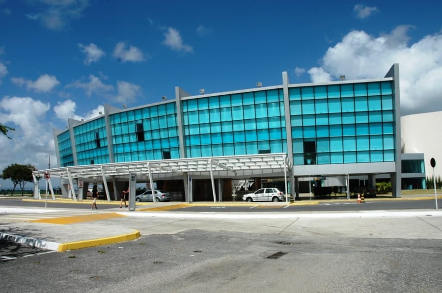 O Aeroporto Internacional de João Pessoa - Presidente Castro Pinto (JPA) fica em Bayeux, a cerca de 11 km do centro e 23 km da orla de Tambaú