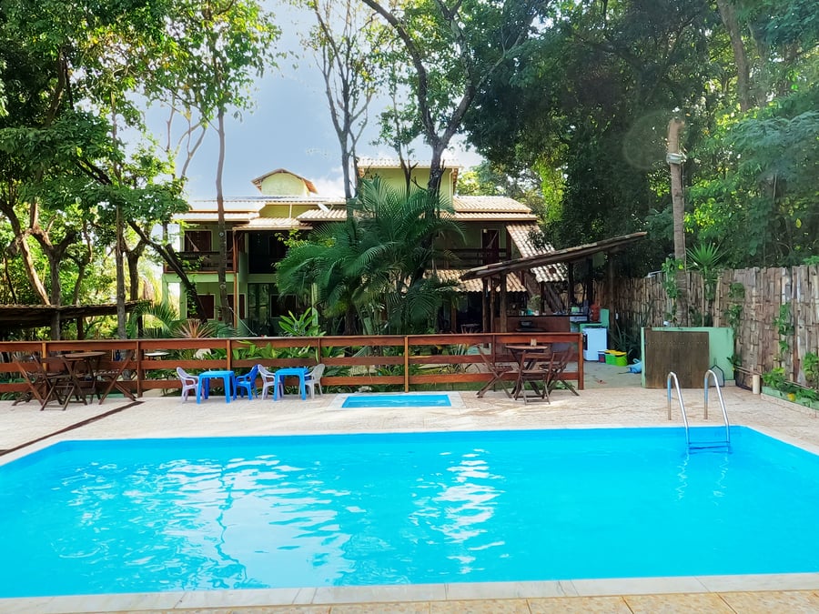 Piscina aquecida perfeita para relaxar em qualquer hora do dia, cercada pelo verde e pelo silêncio da serra.