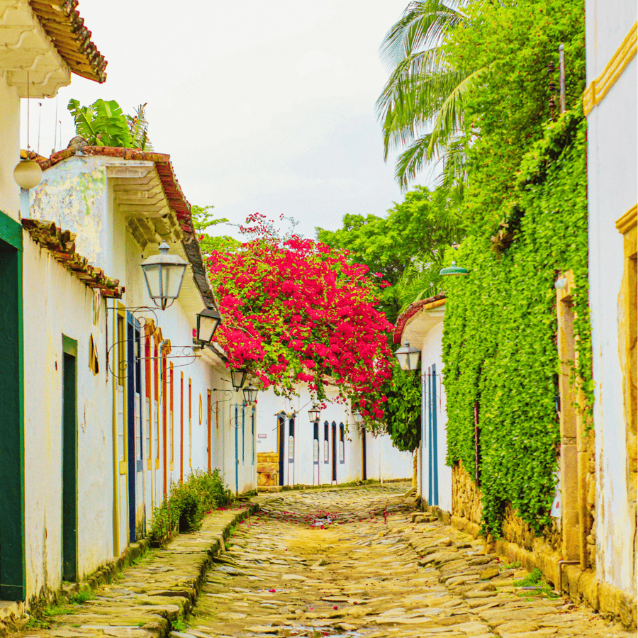 Perdido(a) no tempo e nas ruas de pedra de Paraty. A arquitetura colonial, as portas coloridas e a atmosfera única fazem deste lugar um verdadeiro tesouro brasileiro. Impossível não se apaixonar!