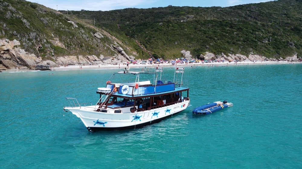 Passeio de Barco com Escorrega em Arraial do Cabo
