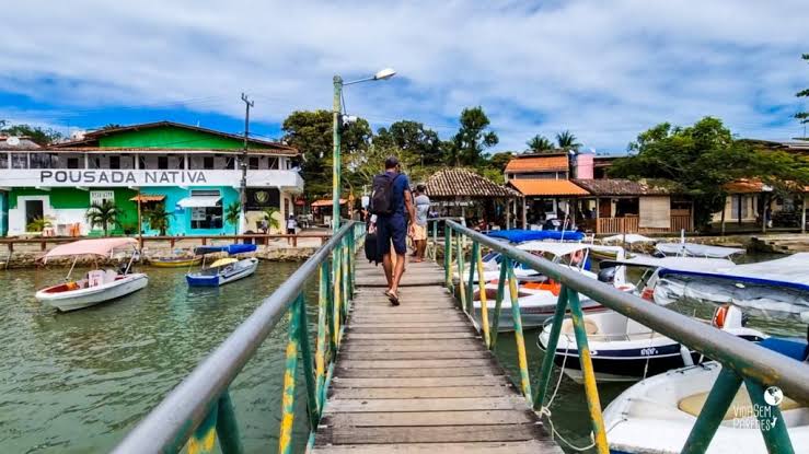 O desembarque acontece na Praia Boca da Barra, porta de entrada de um dos destinos mais preservados e encantadores do litoral baiano.