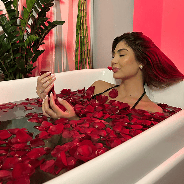 A experiência inicia com massagem integrativa: drenagem linfática, shiatsu, massagem craniofacial e banho de imersão com pétalas de rosas ou sais aromáticos