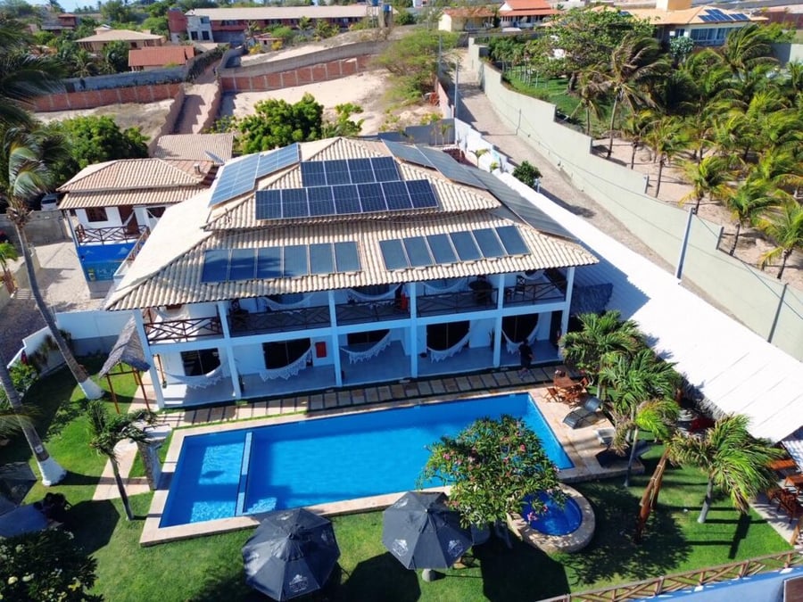 Procurando uma estadia de luxo e conforto em Canoa Quebrada? Não procure mais! O Milano Hotel Pousada Canoa Quebrada, classificado com 4 estrelas, oferece quartos elegantes e modernos com vistas deslumbrantes da praia e da paisagem ao redor, além de todas as comodidades que você precisa para uma estadia inesquecível.  Localizado a apenas 2 minutos a pé da Praia de Canoa Quebrada, nosso hotel está perfeitamente situado perto das principais atrações da cidade, desde as icônicas Falésias Vermelhas até a vibrante Praça Dragão do Mar.  Leia Mais