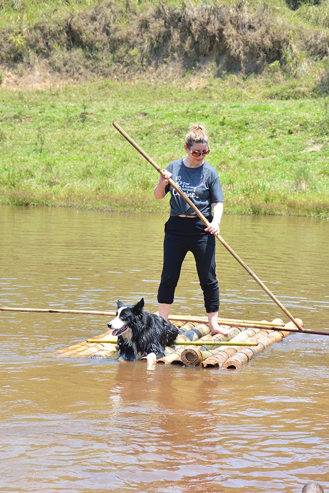 Trilha com lago na Fazenda 5 Pedras