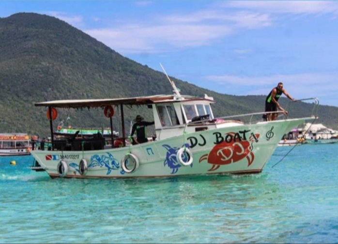 Passeio de Barco DJ Boat