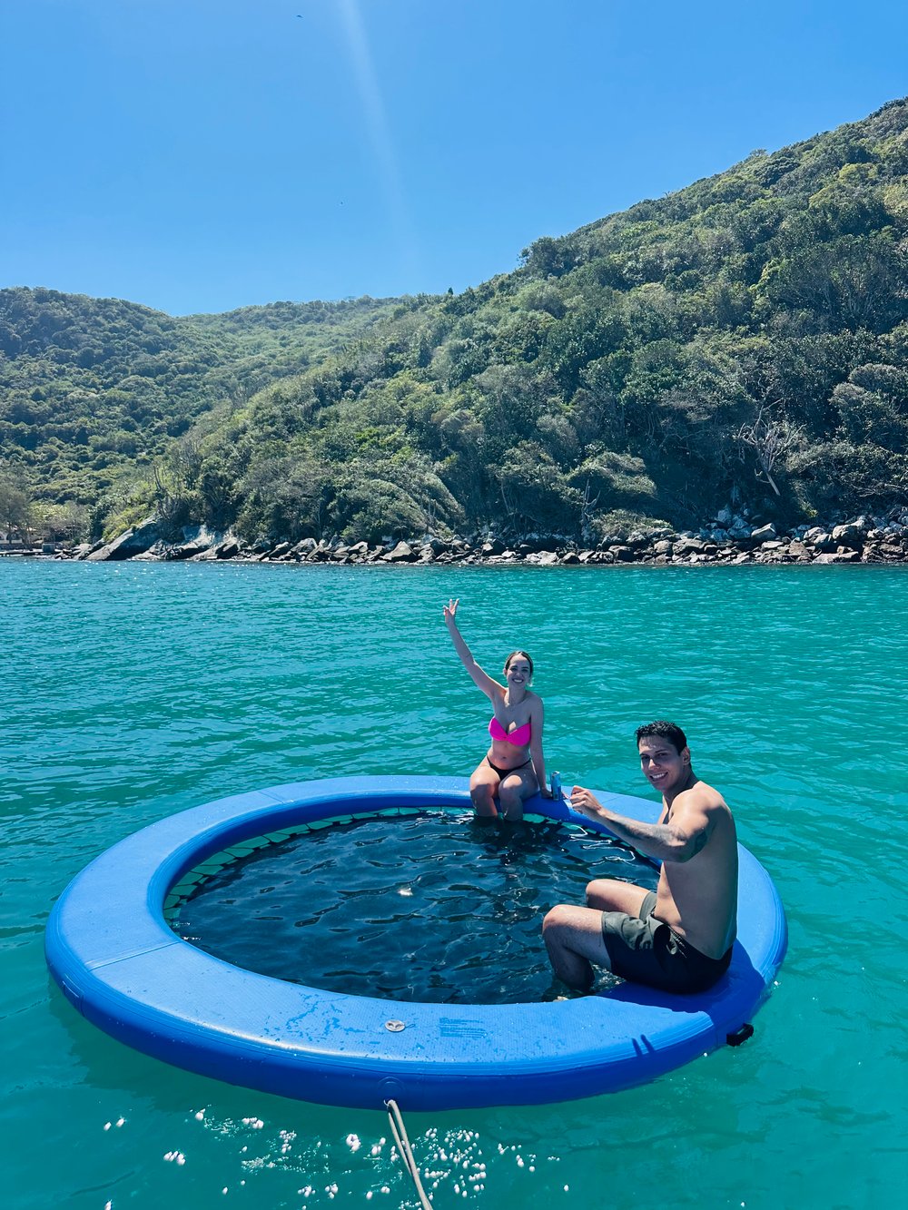 Passeio de lancha em Cabo Frio com piscina flutuante 
