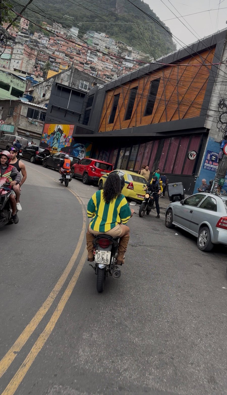 SUBIDA DE MOTO PELA FAVELA DA ROCINHA 