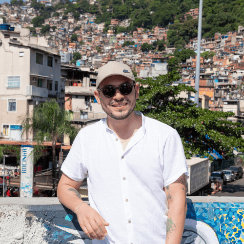 Turista na passarela da Rocinha 
