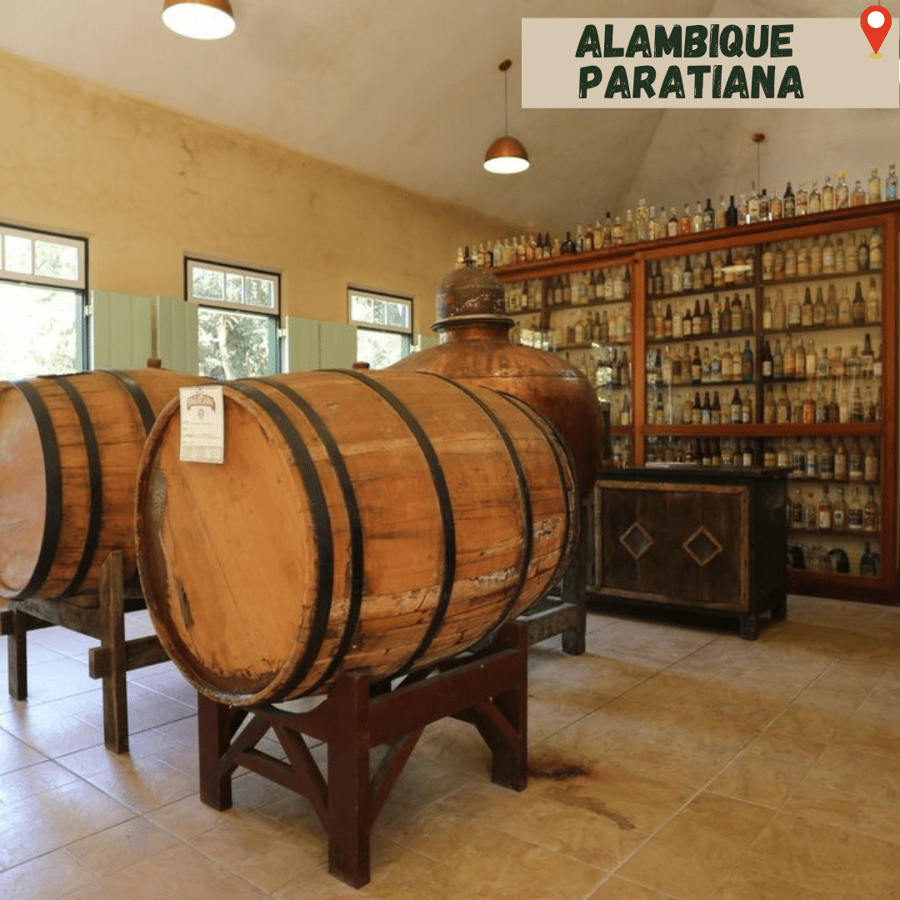 O Alambique Paratiana é um dos alambiques mais tradicionais de Paraty, famoso por sua produção artesanal de cachaça. Esse alambique mantém métodos tradicionais de destilação, preservando a qualidade e o sabor autêntico da bebida.