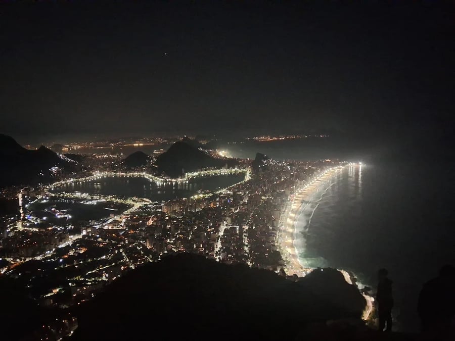 Vista noturna dois irmãos Ipanema Leblon 