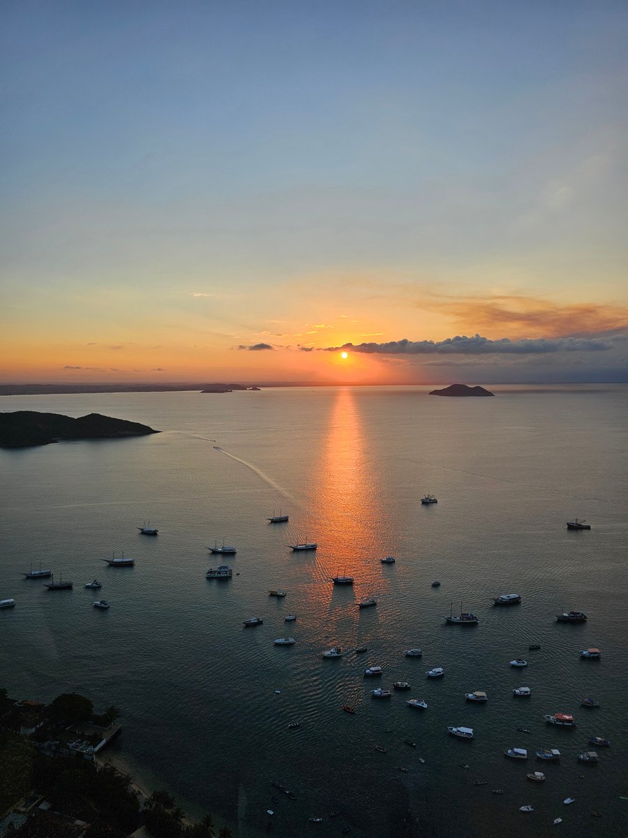 Viva o espetáculo do pôr do sol sobre a Ilha do Caboclo em Búzios. Uma vista panorâmica mágica e inesquecível do alto. Garanta sua reserva com sinal de 10%!