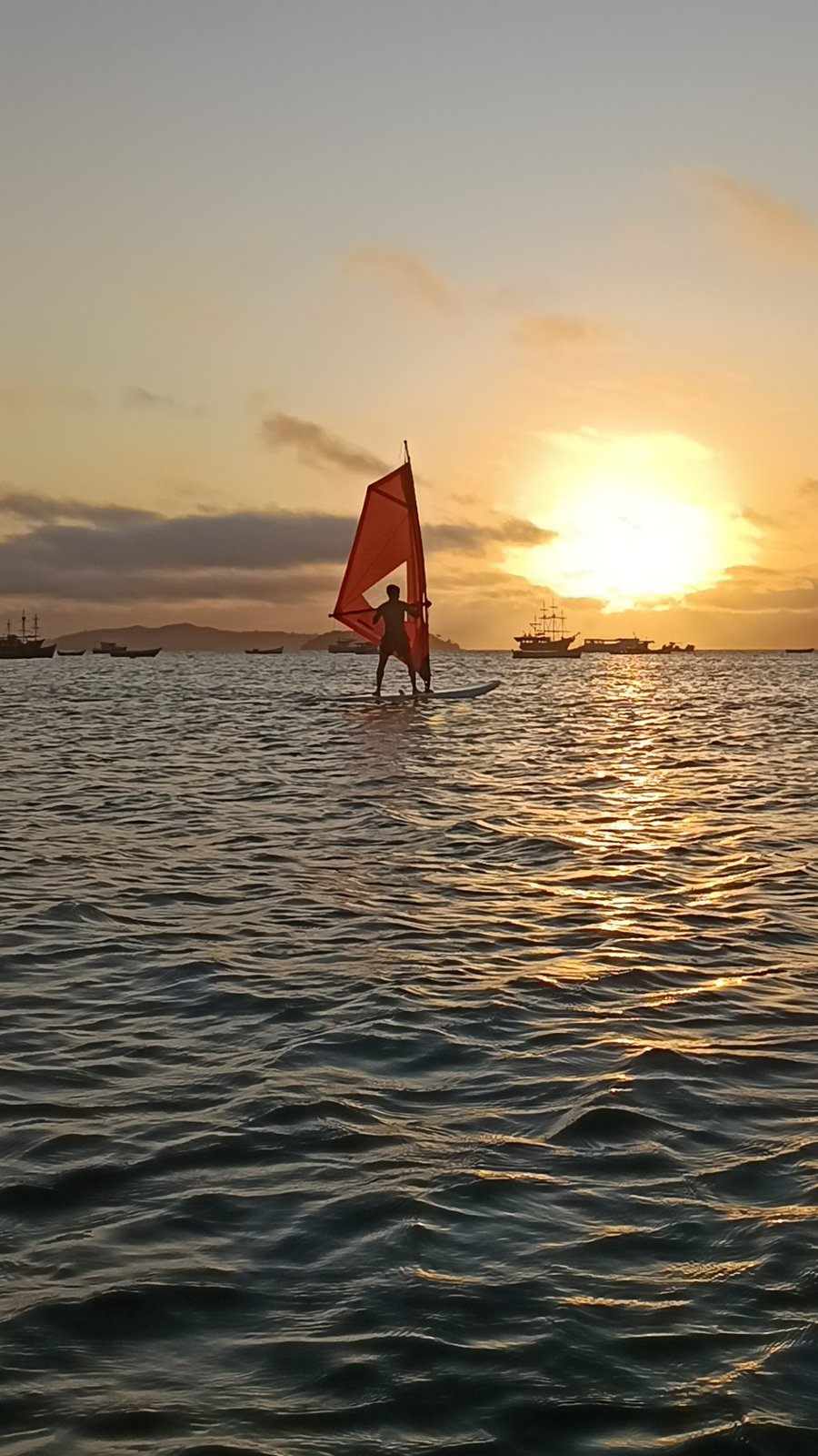 Localizada no extremo norte da ilha, a nossa baía recebe ventos constantes que entram com perfeição para o Windsurf. A geografia da Ponta das Canas cria um corredor de vento liso, proporcionando a estabilidade necessária para você focar na técnica da orça e na velocidade máxima.