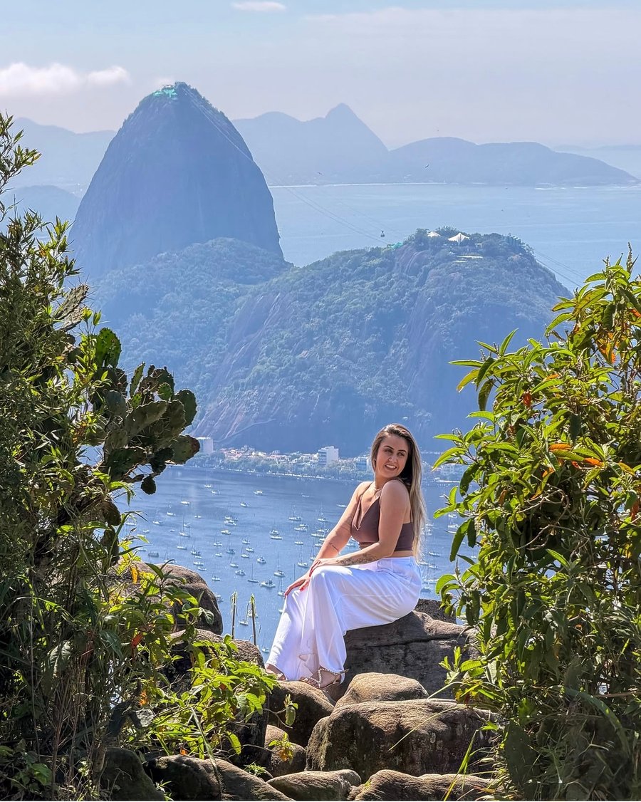 Fotos profissionais no Rio de Janeiro com vista para o Pão de Açúcar no Mirante Dona Marta. Ensaio externo com cenário icônico.