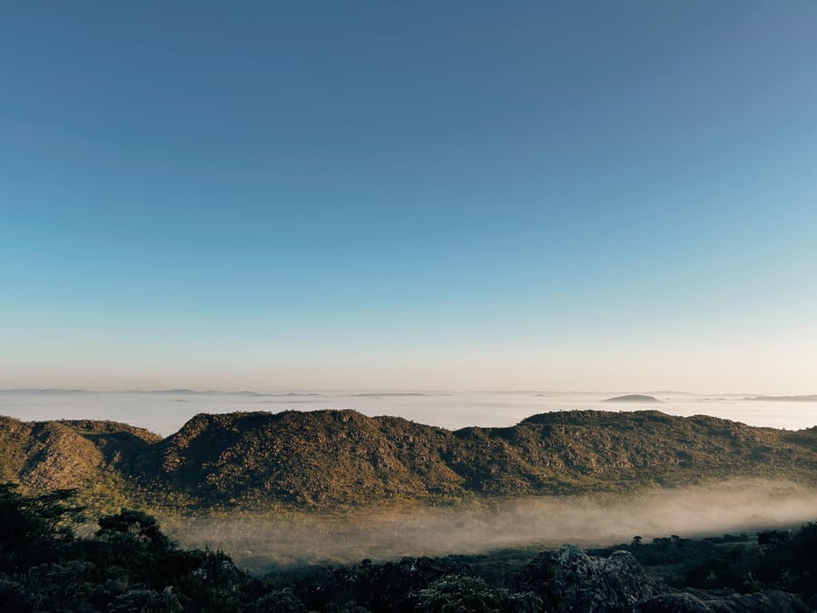 A trilha da Serra do Lenheiro oferece paisagens deslumbrantes, com mata atlântica preservada, vistas panorâmicas e um contato único com a natureza.