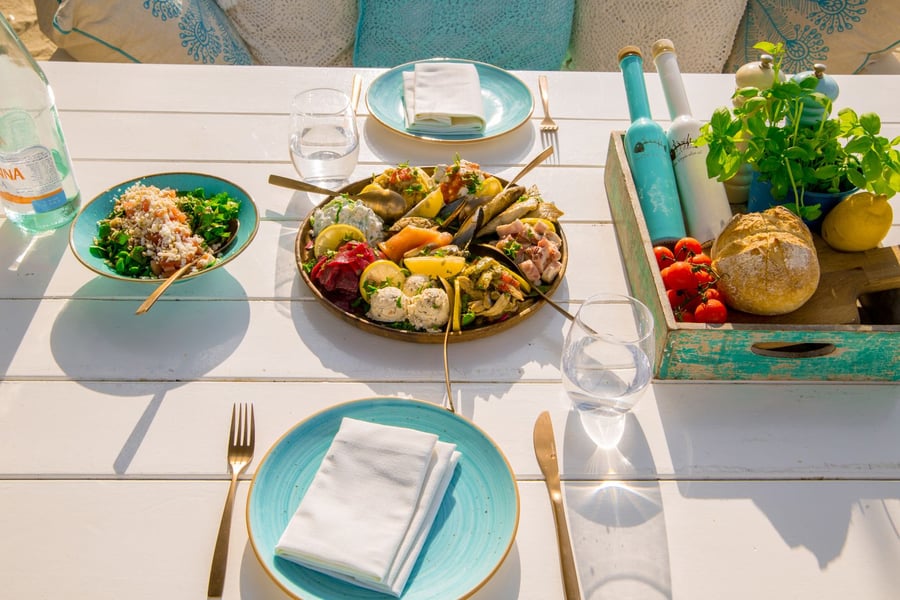 Almoço pé na areia – mesa no deck