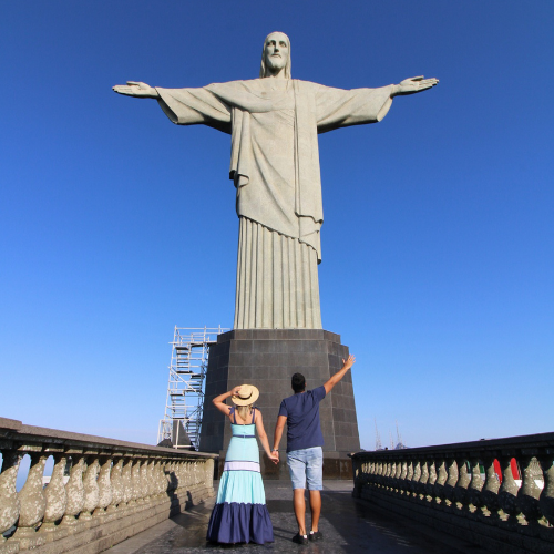 *Roteiro com ou sem Nascer do Sol*  Locais visitados: -Nascer do sol no Mirante Dona Marta (opcional) -Cristo Redentor -Parque Lage - Fotos do passeio com câmera fotográfica e celular IPHONE 14 pro Max   🔸Dentro do Parque Lage não é permitido fotos com câmera   🔸 Não incluso visita ao terraço  📌 Visita no Palacete para fotos, Bistrô será necessário outro agendamento com fila de espera  *O QUE INCLUI* - Traslado - buscamos você no seu Hotel/Airbnb - Ingresso para acesso Cristo Redentor  via Centro de visitantes Paineiras - Van  - Visita no Mirante dona Marta - Visita no Parque Lage - não inclui terraço  Snacks e água    💵Formas de pagamento;  Pix, transferência  R$ 410 por pessoa  💳Cartão de crédito  6 x R$ 75,12 ------------------------------ 💵R$ 380 por pessoa  🎟️Crianças de 07 anos a 11 , Idosos, PCD , ID Jovem e Estudantes  Os descontos são referentes aos INGRESSOS e não sobre o nosso serviço. ----------------------------- 💵Formas de pagamento;  Pix, transferência  🕛 Horário de embarque será de acordo com o nascer do sol Término do passeio aproximadamente às 11h.  Para esse roteiro atendemos de 02 a 05 pessoas por roteiro como passeio coletivo .   Atendemos  grupos acima de 05 participantes caso sejam amigos ou familiar com transportes  *DOBLÔ ,  VAN 15 E 20 LUGARES , MICRO E ONIBUS*  *PONTOS DE EMBARQUE* Nossos embarques são na maioria dos hotéis, onde é permitido embarque e desembarque de passageiros, geralmente sob monitoramento de câmeras e seguranças.   *BUSCAMOS VOCÊ*  Embarque e Desembarque: Leblon, Ipanema, Copacabana, Botafogo, Flamengo, Catete, Largo do Machado, Glória, Lapa, Leme e Centro.   Barra da Tijuca e Recreio dos Bandeirantes solicitarem informações.  *Necessário portarem documentos comprobatórios. -------------------------------------------------- Pedimos que as reservas sejam feitas com antecedência, inclusive com um sinal de confirmação de  50% por vaga antecipada.  Reservas de última hora estão sujeitas a confirmação e disponibilidade de vagas. -------------------------------------------------- *Política de Cancelamento*  Em caso de cancelamento pelo contratante, conforme a Deliberação Normativa nº 161 de 09 de agosto de 1985 da EMBRATUR, a Vara Mato aplicará a política de devolução abaixo:  Mais de 30 dias antes do evento: devolução de 80% do valor total pago; Entre 29 e 21 dias antes do evento: devolução de 70% do valor total pago; Entre 20 e 7 dias antes do evento: devolução de 50% do valor total pago; Menos de 7 dias antes do evento: sem devolução