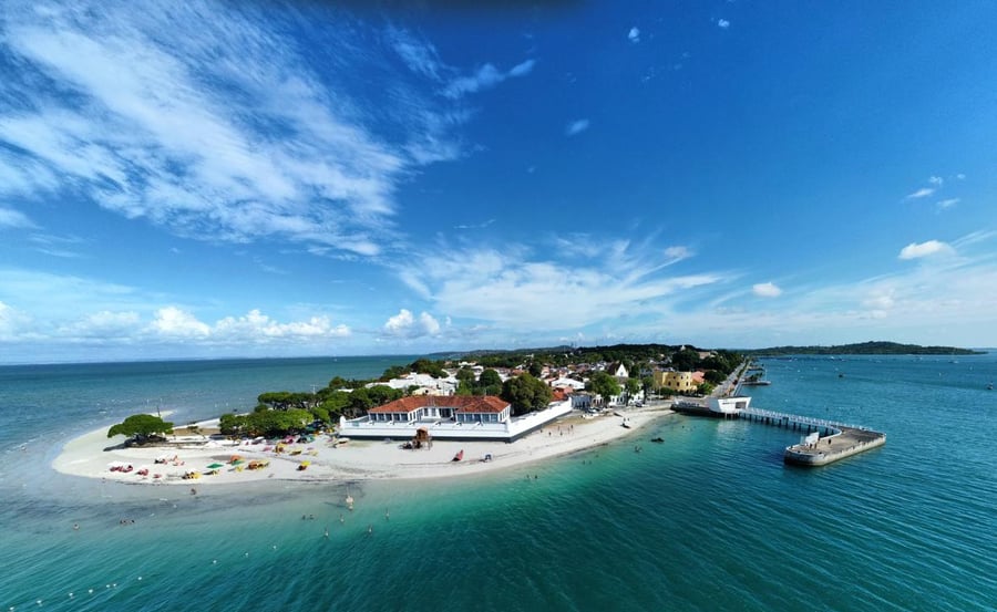 Na Ilha de Itaparica você terá tempo para aproveitar a praia, conhecer o clima acolhedor da região e viver um pouco da cultura baiana.