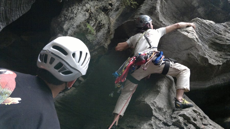 Para quem curte a natureza e um pouco de adrenalina, oferecemos atividades de aventura com monitoramento integral e todos os equipamentos de segurança. É diversão garantida!