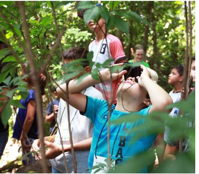 Trilha com pôr do sol - crianças