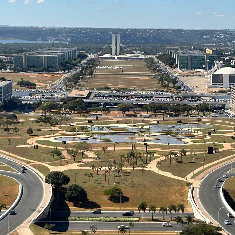 Eixo Monumental de Brasília, o corpo do "Avião", a gigante avenida.