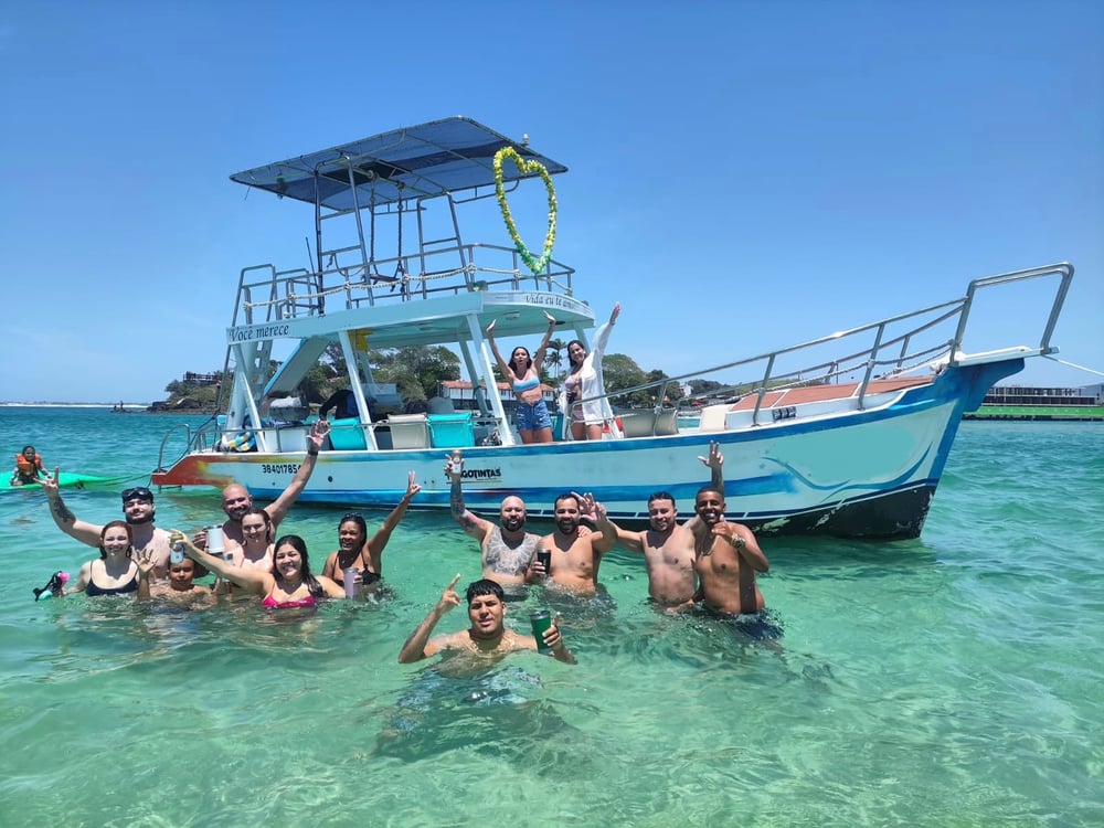 Passeio de Barco Privativo em Cabo Frio com Tobogã, Trampolim, Balanço, e Karaokê!