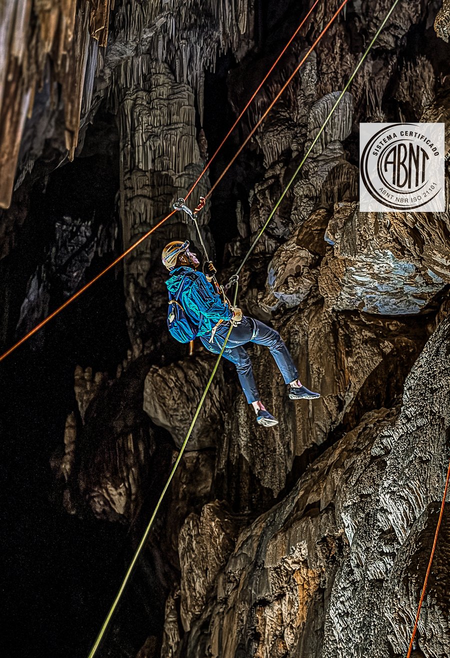 RAPEL NA CAVERNA DO DIABO 40 metros