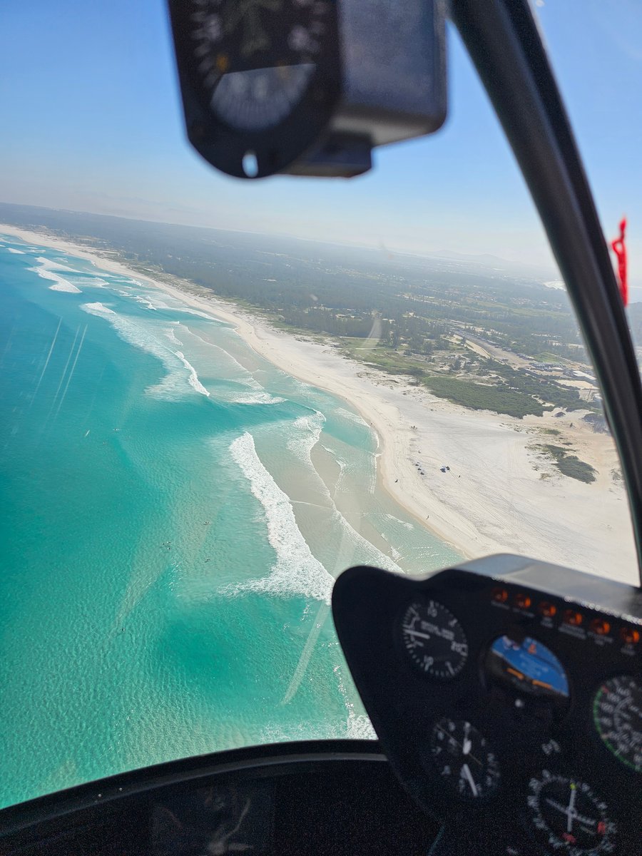 Sobrevoe a Praia Grande em Arraial do Cabo e encante-se com a cor azul turquesa única do mar e a areia branca a perder de vista. Reserve seu voo panorâmico com sinal de apenas 10%!