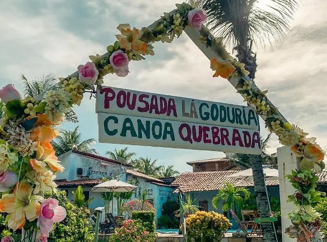 Um hotel Pousada La Goduria Canoa Quebrada de 2 estrelas está localizado à 650 m de Polo de lazer, oferecendo 16 quartos, Wi-Fi e o parque de estacionamento. A Praia da Canoa Quebrada fica a apenas 1.5 km de distância, e a Praça dos Pescadores fica nas proximidades deste hotel de Canoa Quebrada.  O centro de Canoa Quebrada pode ser acessado em 10 minutos andando. A Praça Dragão do Mar também está a 19 minutos a pé deste Pousada La Goduria de Canoa Quebrada.