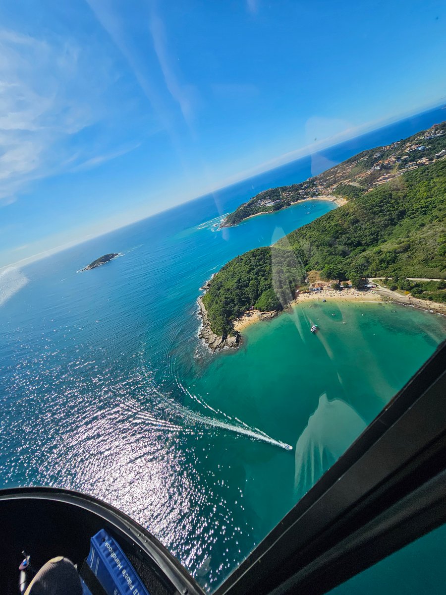 Contemple as praias Azeda e Azedinha do alto. Um dos cenários mais deslumbrantes de Búzios em um voo panorâmico inesquecível. Reserve com sinal de apenas 10%!