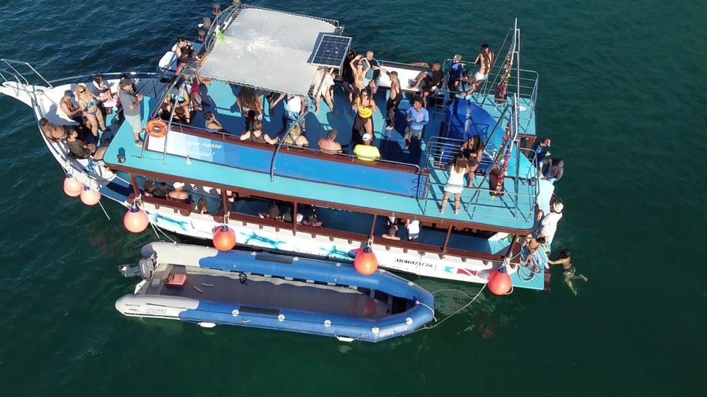 Passeio de Barco com Escorrega em Arraial do Cabo