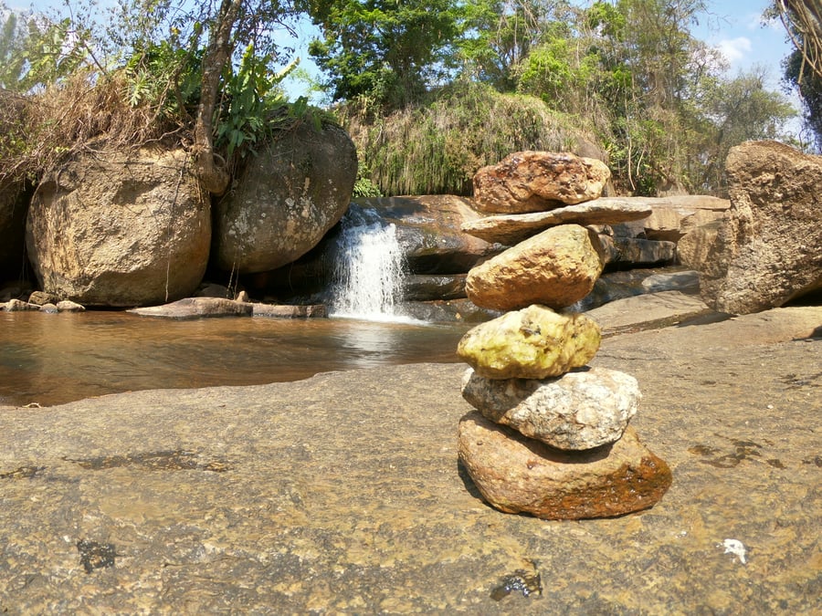 Trilha com cachoeira 