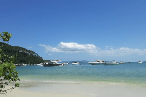 Praia do Tinguá em Governador Celso Ramos: Guia Completo para Visitar, Como Chegar e O Que Fazer