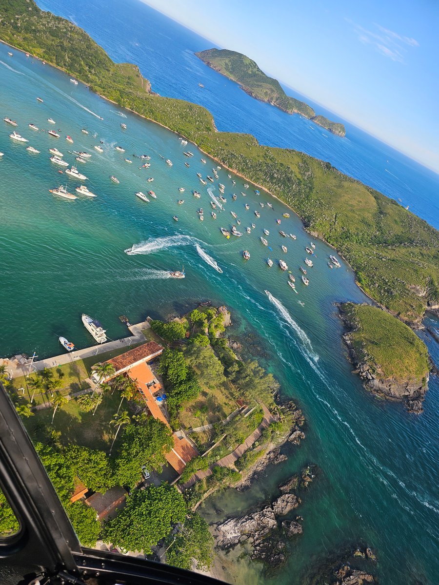Sobrevoe o histórico Forte São Mateus e encante-se com o deslumbrante encontro das águas do Canal Itajuru com a Praia do Forte em Cabo Frio do alto. Reserve com sinal de apenas 10%!