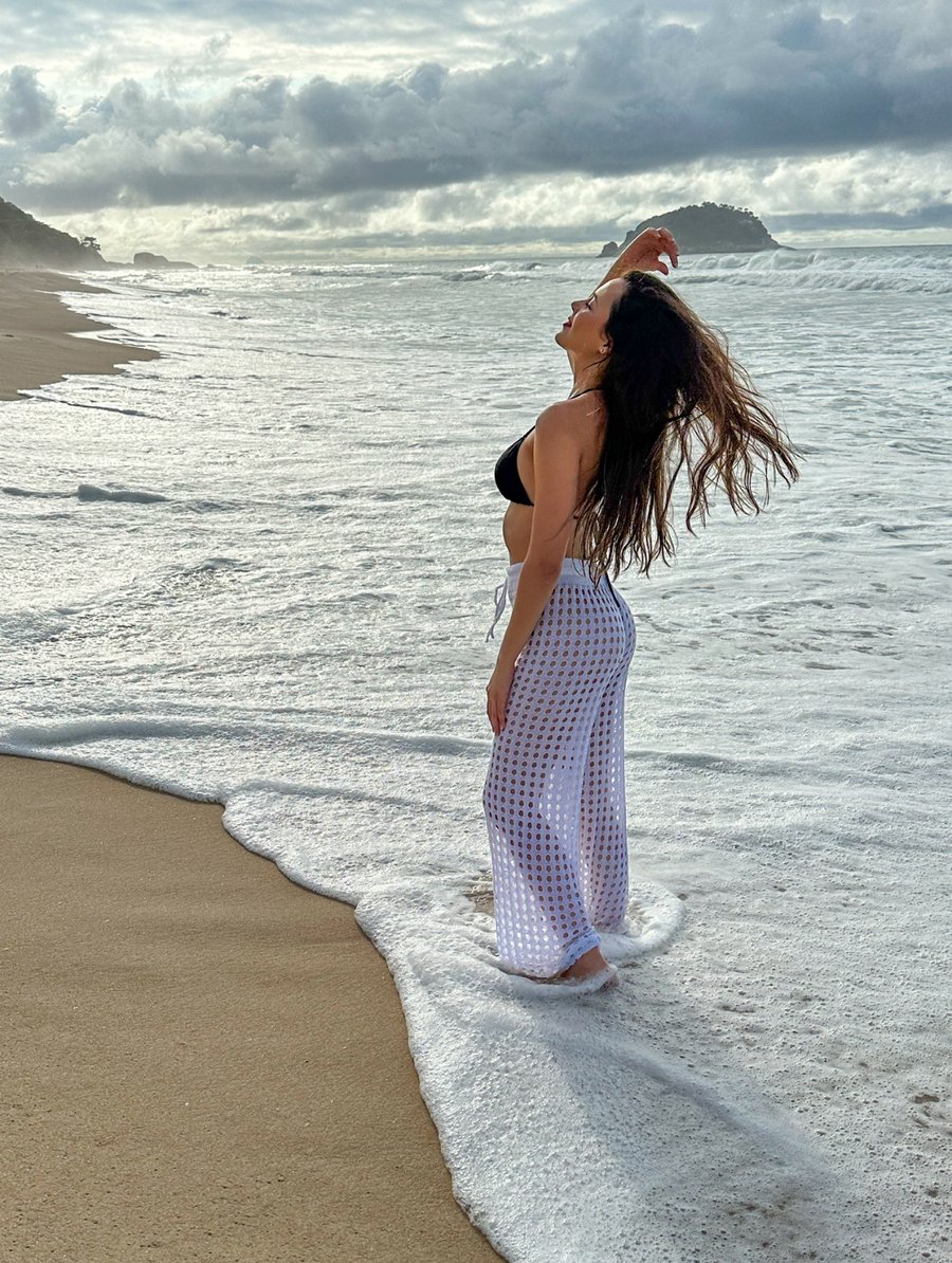 Fotos sensuais na Praia de Grumari com pôr do sol cinematográfico e clima romântico