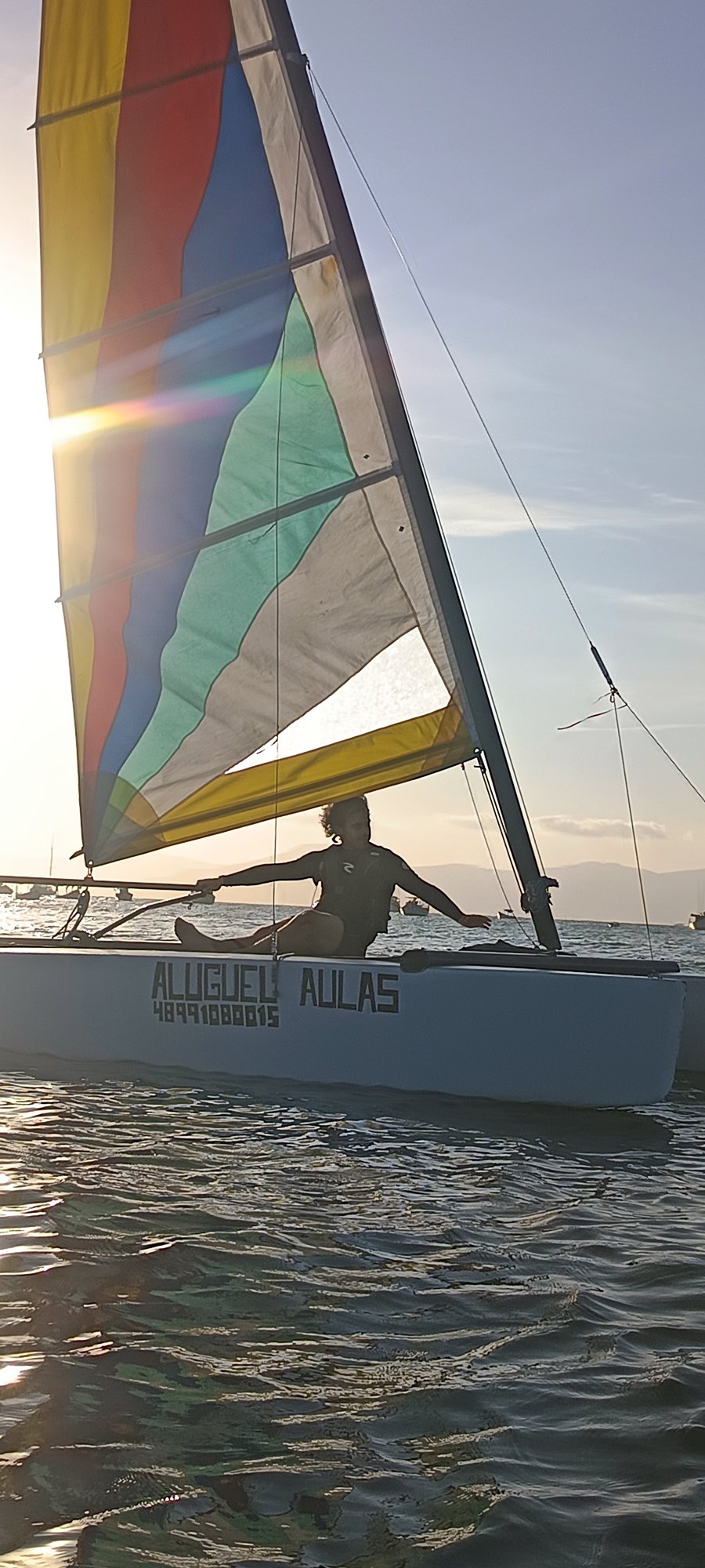  O catamarã exige trabalho em equipe e consciência espacial. É a modalidade perfeita para fortalecer a autoconfiança e a capacidade de tomada de decisão sob pressão.