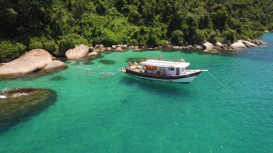 Embarcação para 50 pessoas com bar e banheiro à bordo.
