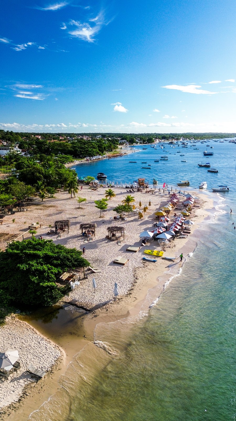 Águas calmas, areia clara e um cenário perfeito para relaxar e aproveitar alguns momentos à beira-mar.