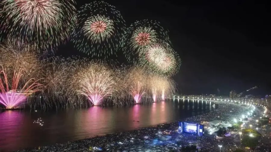 Veja de perto os fogos da Beira Mar de Floripa do Barco Cruz de Malta em alto mar