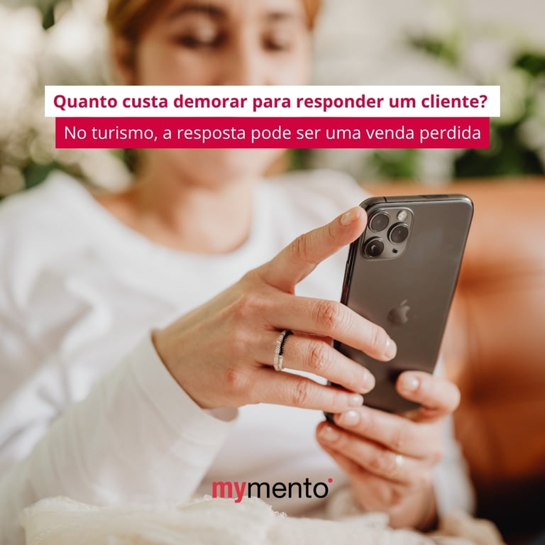 Mulher segurando um smartphone e digitando uma mensagem, representando um cliente aguardando resposta de uma empresa de turismo antes de reservar