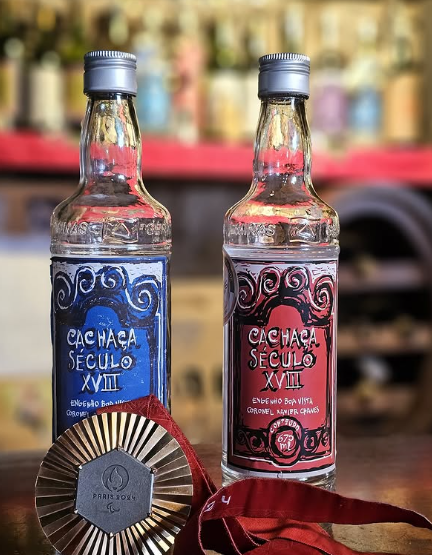 A cachaça Engenho Boa Vista, de Coronel Xavier Chaves (MG), é produzida de forma artesanal, com cuidado no processo de destilação, oferecendo um sabor suave e equilibrado.