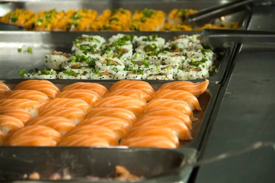 Da culinária oriental às belas massas. O cardápio do restaurante oferece diversas opções de saladas, carnes brancas e vermelhas, massas e outros pratos quentes, além da tradicional comida japonesa que é a servida nos almoços de finais de semana e feriados.