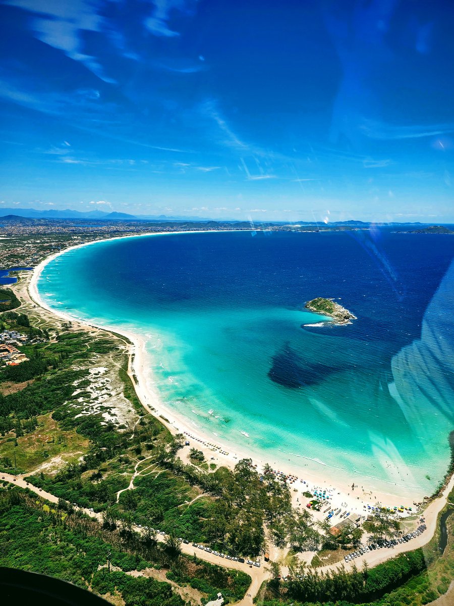 Sobrevoe as impressionantes praias do Foguete e do Pontal em Cabo Frio. Veja a imensidão da areia branca e o mar azul do alto. Reserve com sinal de apenas 10%!