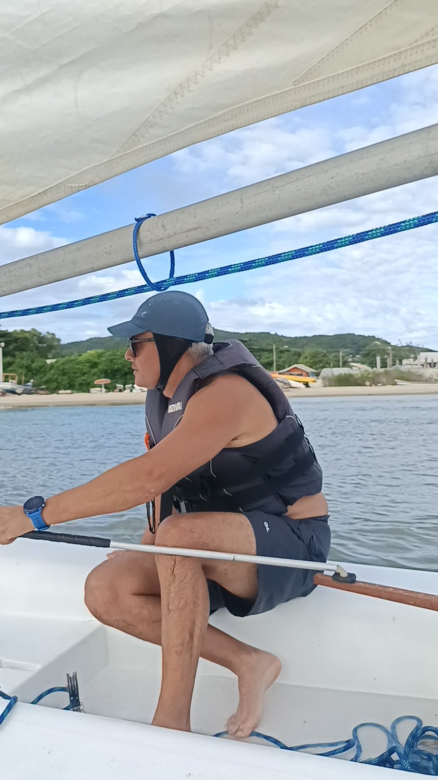 Além do condicionamento físico, a vela de monótipo promove clareza mental e exige foco total, sendo um exercício poderoso de estratégia e tomada de decisão rápida.