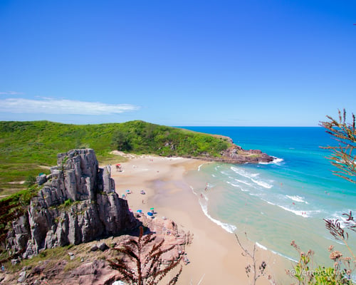 Turismo em Torres: Descubra as belas praias e natureza exuberante deste paraíso no litoral gaúcho.