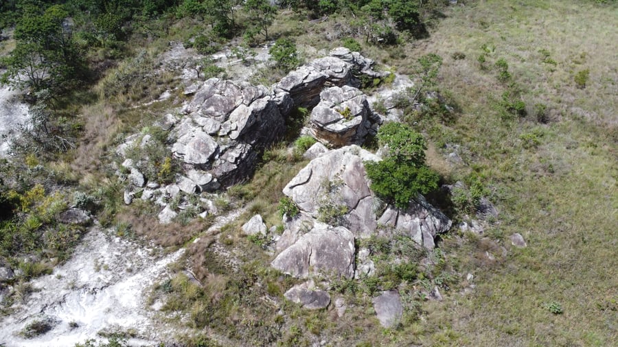 Um espaço de pausa onde o tempo parece desacelerar no meio da travessia.
