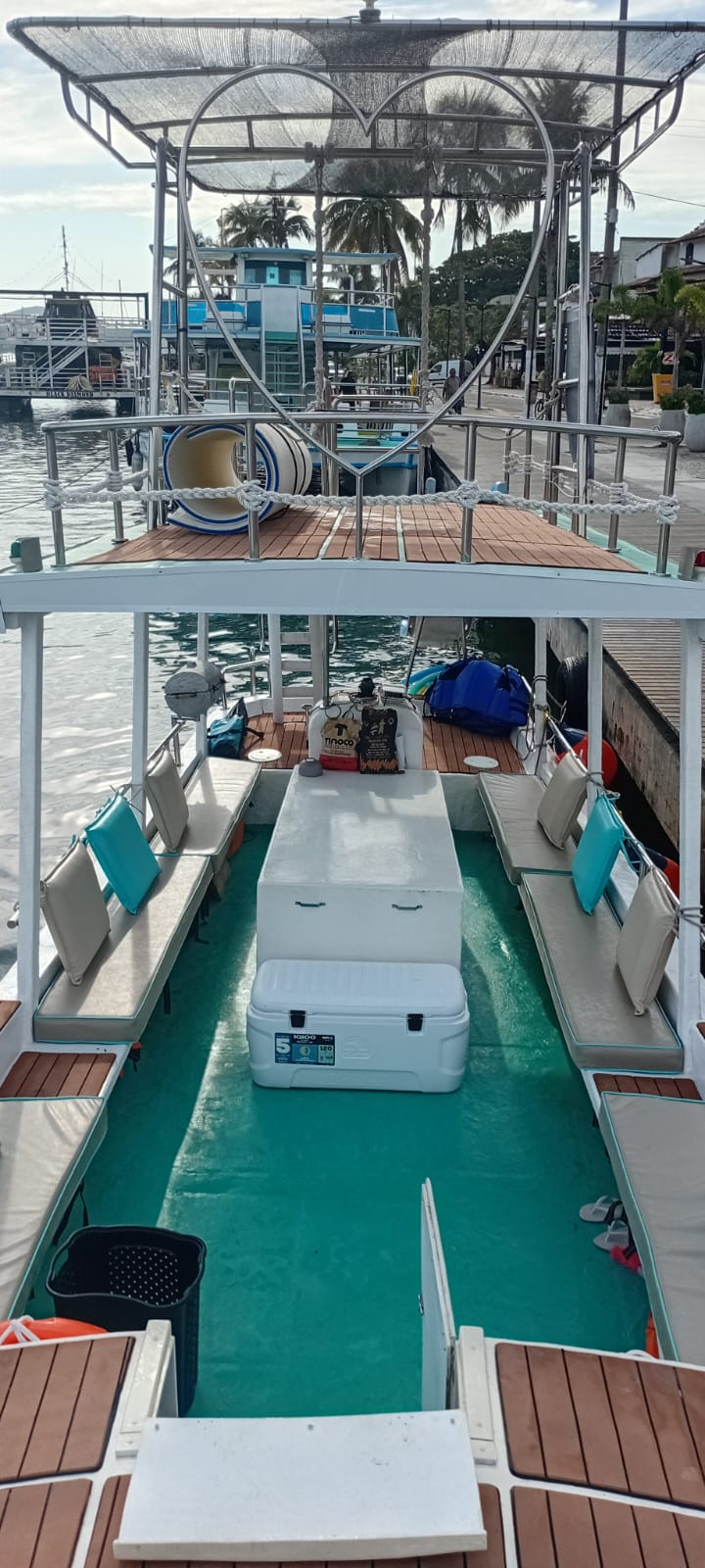 Passeio de Barco Privativo em Cabo Frio com Tobogã, Trampolim, Balanço, e Karaokê!