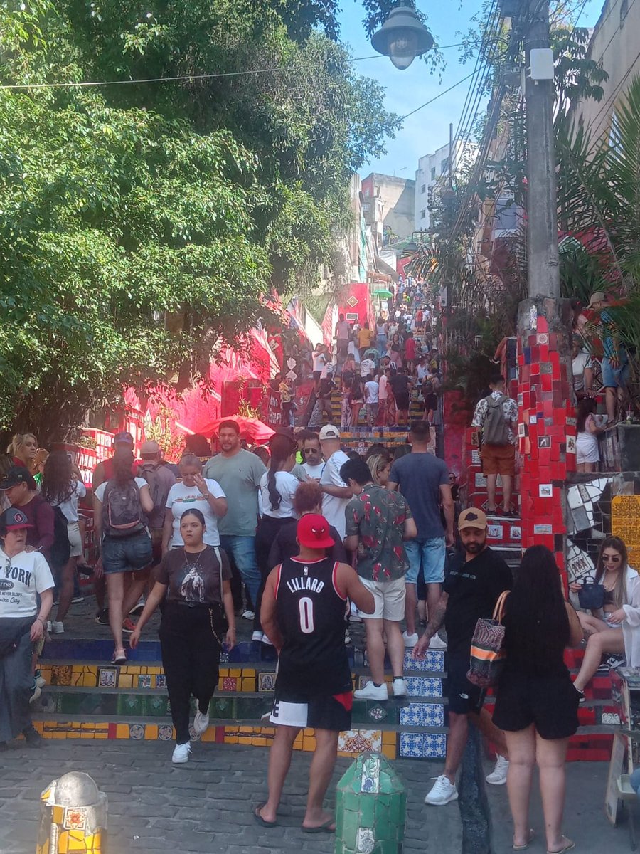 Escadaria Selarón, com seus 125 metros e 215 degraus, cenário do clipe do Snoop Dog e o terceiro ponto turístico mais visitado da cidade do Rio de Janeiro.